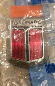 Conjunto de emblema de panel externo rojo Oldsmobile Toronado techo OEM NOS GM 1990-1992 - Imagen 1 de 5