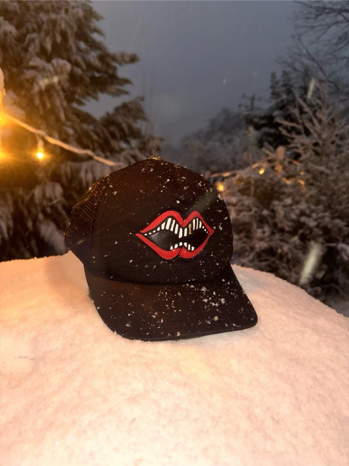 RARO | Sombrero de camionero parche de cuero Matty Boy 'Chomper' Chrome Hearts negro limpio Foto 1 de 4