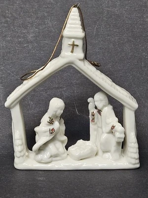 Belén de Navidad blanco y dorado adorno de porcelana 3" x 4" Foto 1 de 4