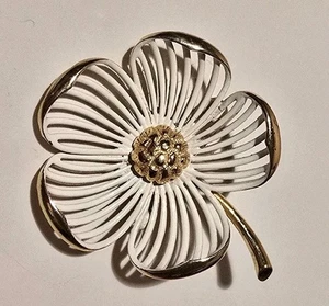 Broche prendedor MONET firmado esmalte blanco flor de madera de perro tono dorado - 1 3/4" X 2" - Imagen 1 de 3