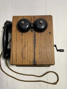 Antiguo teléfono de pared de manivela con caja de madera de roble con mecánica interna y auricular - Imagen 1 de 11