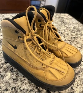 Kids NIKE WOODSIDE 2 HIGH (GS)” Size 1.5 Y WHEAT/BLACK - Picture 1 of 9