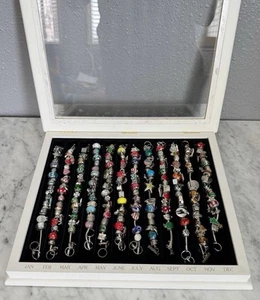 Willobee & Ward 12 Monate Bettelarmband Set komplett mit Vitrine - Bild 1 von 20
