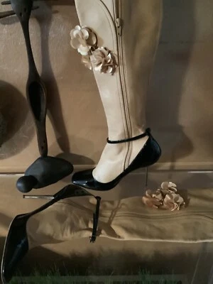 Botas hasta la rodilla Lanvin de cuero tostado Mary Jane plateadas Stiletto, decoraciones florales Foto 1 de 4