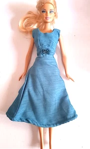 B088 - BARBIE DISCOVER THE WORLD 2002 abito blu perline Russia - Foto 1 di 4