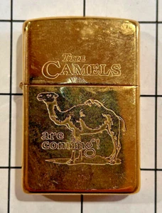 1996 Accendino Zippo Camel the Camels Are Coming placcato oro 22K nuovo con scatola molto raro - Foto 1 di 6