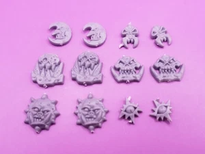 12x Orks & Goblins Embleme - Gitz BITS Warhammer - siehe Bilder - Schild Deko  - Bild 1 von 1