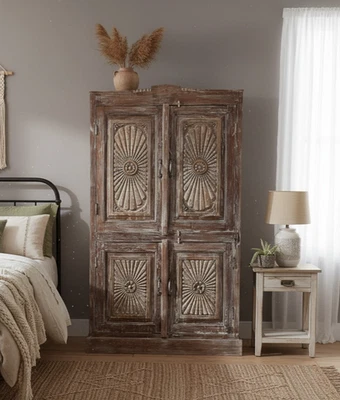 Antiguo armario tallado con tachuelas de latón armario de almacenamiento rústico 76x43 Foto 1 de 4