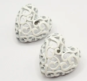 Filigree Heart White Enamel over Metal Pierced Stud Vintage 1990s Earrings - Imagen 1 de 15