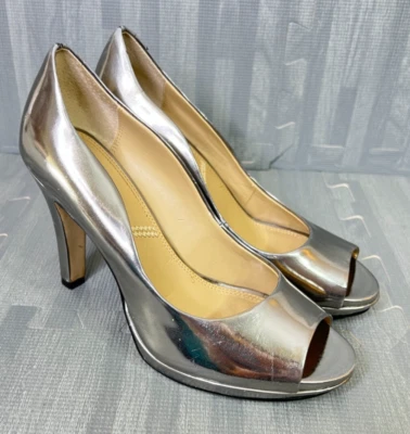 Zapatos de tacón Tahari Peep Toe plataforma de aguja plateados metálicos para mujer talla 7 Foto 1 de 4