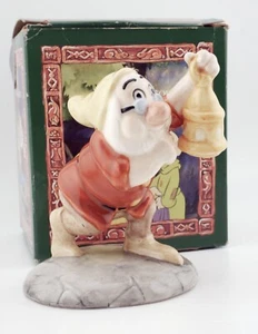 Royal Doulton Schneewittchen & die sieben Zwerge Doc mit Laterne SW19 neuwertig in Box - Bild 1 von 4