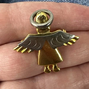 Pin pequeño firmado DM 95 de colección bronce tono dorado ángel alado pasador angular vacaciones - Imagen 1 de 5