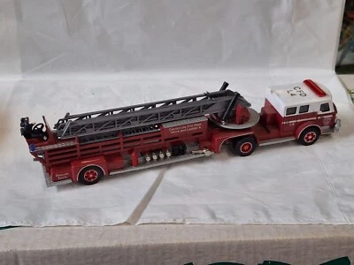 Corgi. (China) Mack Aeriel Fire Truck American la France rot/weiss - Bild 1 von 4