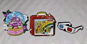 Menge 3 Neuheit Emaille Pins 80er Stil 3D Gläser, Lunchbox, Wasserkugel - Bild 1 von 5