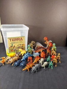 Lote de 30 dinosaurios Terra de Battat con contenedor sin tapa - Imagen 1 de 13