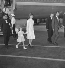 Shows Mrs Jackie Kennedy daughter Caroline as they alight a fro- 1962 Old Photo