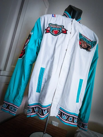 Vancouver Grizzlies Mitchell & Ness Jacket Medium NBA Cover