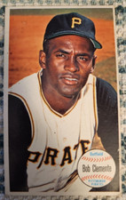 1964 Topps Giants ROBERTO CLEMENTE card #11 Pittsburgh Pirates Hall of Fame
