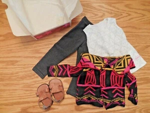 Neu im Karton American Girl of the Year 2013 "Saige's Sweater Outfit" im Ruhestand mit Top * Leggin - Bild 1 von 4