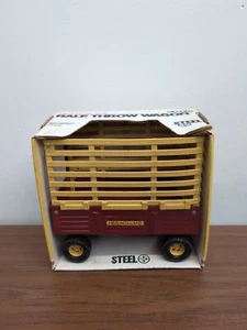 1/16 Ertl Farm Toy New Holland Bale Throw Wagon  - Picture 1 of 3
