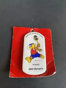 Vintage 1984 LOS ANGELES OLYMPICS' SAM THE OLYMPIC EAGLE Tennis BUTTON/PIN - Picture 1 of 4