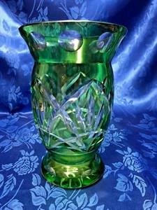 Schöne smaragdgrüne Vase mit Schliff auf Klarsicht - Bild 1 von 5