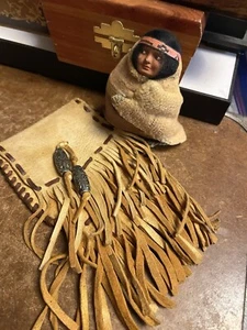 Bambola vintage nativi americani in pelle borsa medicina frange e fatta a mano unica - Foto 1 di 11