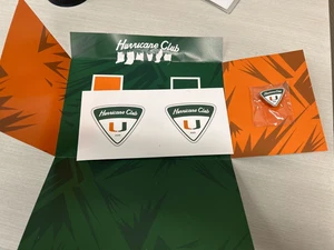 2025 Miami Hurricanes Club Pin & Sticker Dauerkarte Mitglied NCAA Football - Bild 1 von 1