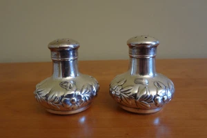 Vintage Wilcox Silver Plated Salt & Pepper Shakers Floral Design #4251 Set of 2 - Picture 1 of 7