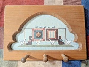 Vtg Country Farmhouse Amish Quilters 3 Peg Wooden Rustic Key Wall Hanger - Picture 1 of 8