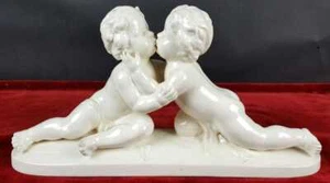 ENFANTS S'EMBRASANT. PORCELAINE ÉMAILLÉE BLANCHE. ALLEMAGNE. 20E SIÈCLE. - Picture 1 of 4