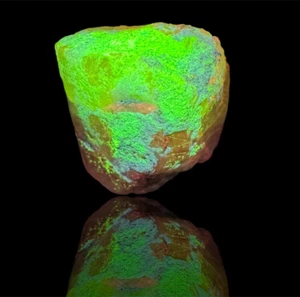137 Karat gut abgeschlossen fluoreszierendes natürliches Skapolith Kristall & Willemit Spray - Bild 1 von 8