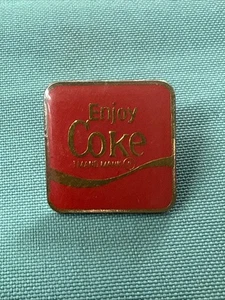 Vintage Tmand Mank Coca Cola Enjoy Coca Cola Spilla Bavero Cravatta Tac Cappello Giacca L1 - Foto 1 di 3
