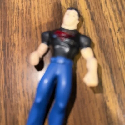 2011 MCDONALD'S DC COMICS YOUNG JUSTICE SUPERBOY SUPERMAN ACTION FIGURE - Image 1 of 2