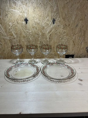 VTG Libbey Holly Berry Holiday Wine Goblets Christmas Glass Stemware Set Of 4 - Image 1 of 4