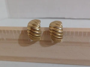 Vintage Ribbed Gold Tone Clip On Hoop Earrings Costume Jewlery Unique - Picture 1 of 3