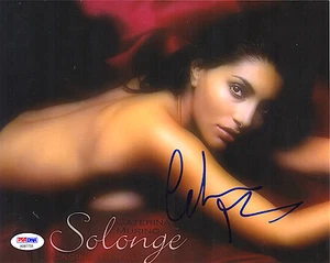 007 : CATERINA MURINO AS SOLANGE STUNNING SIGNED PHOTO PSA - Picture 1 of 2