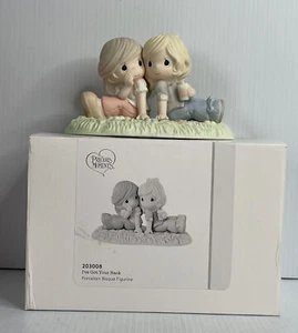 Precious Moments Friends Rücken an Rücken Figur sitzend, neu im Karton, 203008 - Bild 1 von 12