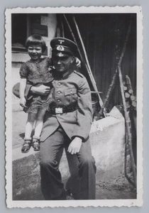 Wehrmachtsoldat mit Mädchen im Arm - Altes Foto 1930er 1940er - Picture 1 of 2