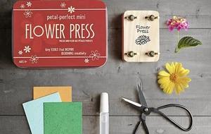 Petal Perfect Mini Flower Press Kit New in Box, From Restoration Hardware - Imagen 1 de 5