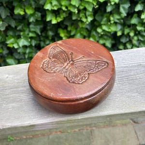 Caja de madera redonda de 5" con tapa intaglio mariposa escrita en la parte superior vintage - Imagen 1 de 4