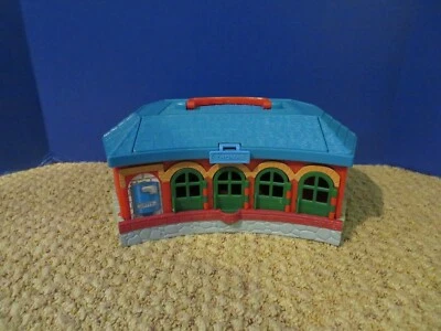 Thomas & Friends Take-Along Round House Building 2002 Foto 1 de 4