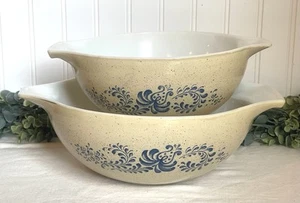 Pyrex Homestead #443 y #444 | Cuenco mezclador Cenicienta anidación 2 1/2 cuartos - Imagen 1 de 9