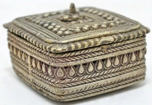 Vintage Brass Small Pill Box Original Old Hand Crafted Engraved - Picture 1 of 8