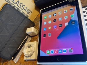 Apple iPad Pro 9.7in (128gb) Cellular Unlock (A1674) LCD iSSue {iOS14} Jailbreak - Picture 1 of 13