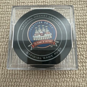 NEW YORK ISLANDERS 43 YEARS 1972-2015 OFFICIAL GAME PUCK NHL In Case Long Island - Picture 1 of 2