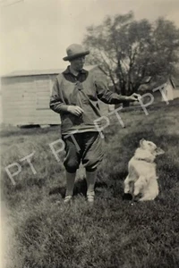 20er Jahre Vintage Foto Hund führt Tricks mit Frau im Feld auf Antik - Bild 1 von 4