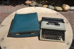 Vintage OLIVETTI DORA manual Typewriter w/case - Picture 1 of 6