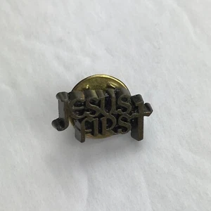 Vintage goldfarbene Jesus erste Anstecknadel geprägt christlich religiös - Bild 1 von 4