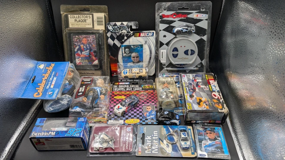 Lote de más de 10 artículos coleccionables de Mark Martin coches, llavero, figuras ect Foto 1 de 4